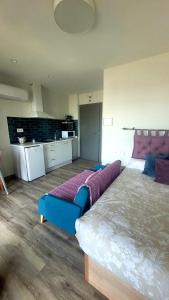 Casas Rurales Maribel - Complejo Moradas del Cerro 1 - Suites con Jacuzzi en Alcalá del Júcar客房内的一张或多张床位