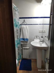 uma casa de banho com um lavatório e uma cortina de chuveiro em Casa Rural Lahuerta em Bronchales