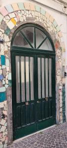 una puerta verde al lado de un edificio en Casa Cikko, en Meta