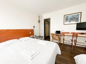 Un pat sau paturi într-o cameră la Hotel les Alignements