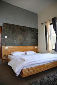 Un pat sau paturi într-o cameră la The Buransh Inn