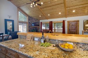 una cucina con bancone e cesto di frutta di Eagle Ridge Views-1648 by Big Bear Vacations a Big Bear Lake