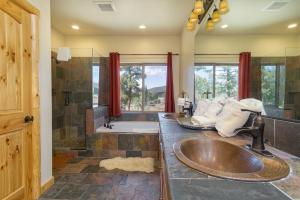 bagno con 2 lavandini, doccia e vasca di Eagle Ridge Views-1648 by Big Bear Vacations a Big Bear Lake
