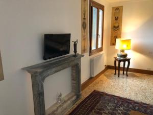 Telewizja i/lub zestaw kina domowego w obiekcie Casa Regini Venezia