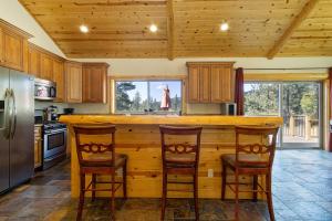 Cucina o angolo cottura di Eagle Ridge Views-1648 by Big Bear Vacations