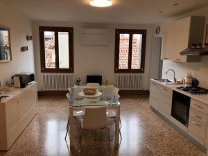 Kuchnia lub aneks kuchenny w obiekcie Casa Regini Venezia