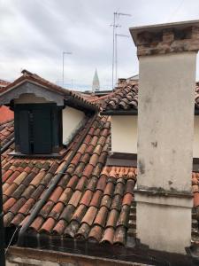 stary dach z oknem w obiekcie Casa Regini Venezia w Wenecji