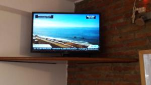 En tv och/eller ett underhållningssystem på Cabañas Detras del Ciprés