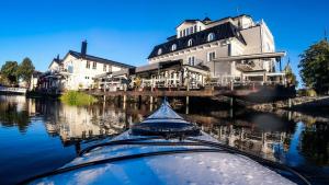 Výhled na řeku, která protéká v blízkosti hotelu