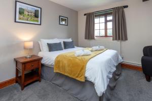 una camera con letto, tavolo e sedia di Charney Manor a Kingston Bagpuze