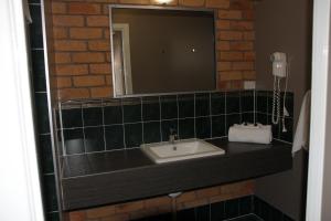 
a bathroom with a sink and a mirror at Emerald Highlands Motel in Emerald
