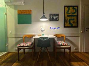 姆茨赫塔的住宿－Kera2Rooms，一间设有桌子、两把椅子和一盏灯的房间