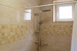 łazienka z prysznicem z zasłoną prysznicową w obiekcie Ilona Apartman w mieście Gyula +20 zdjęć