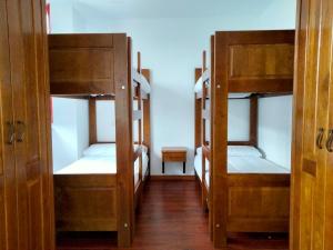 2 Etagenbetten in einem Zimmer mit Flur in der Unterkunft Albergue Abeiro do Sor in Mañón
