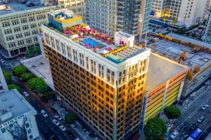 una vista aérea de un edificio con piscina en la parte superior en Freehand Los Angeles en Los Ángeles