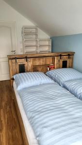 Cama ou camas em um quarto em Seehaus Pippa mit Sauna and Whirlpool direkt am See