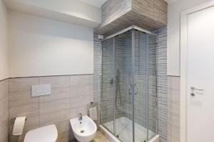La salle de bains est pourvue d'une douche, de toilettes et d'un lavabo. dans l'établissement Via Roma 21, à Desenzano del Garda