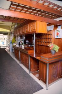 a restaurant kitchen with wooden cabinets and a counter at Hotel San Román ⋆⋆⋆ in Juliaca