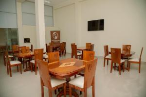a dining room with wooden tables and chairs at Hotel San Román ⋆⋆⋆ in Juliaca