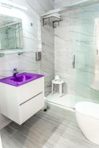 a bathroom with a purple sink and a shower at El Nido in Ajo