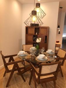 uma sala de jantar com uma mesa de madeira e cadeiras em Apartamento Palacio Valdés, centro Avilés, con parking em Avilés