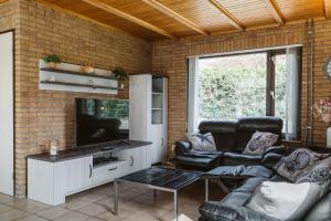 TV a/nebo společenská místnost v ubytování Mosselbank 22 - Noordzeepark Ouddorp - Swiss Mossel