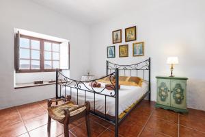 En eller flere senge i et værelse på Finca Los Perales