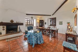 sala de estar con mesa y comedor en Finca Los Perales, en La Vegueta