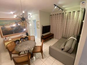 圣路易斯São Luís com conforto e praticidade的带沙发和桌子的客厅