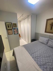 圣路易斯São Luís com conforto e praticidade的卧室里有一张床，床铺是蓝色的