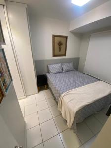 São Luís com conforto e praticidade في ساو لويس: غرفة نوم صغيرة مع سرير في غرفة