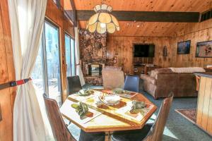 ein Wohnzimmer mit einem Tisch und einem Sofa in der Unterkunft Above it All-1685 by Big Bear Vacations in Big Bear City