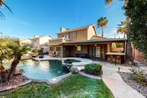 une maison avec une piscine dans la cour dans l'établissement Luxe Lakewood Villa, à Phoenix