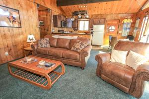 ein Wohnzimmer mit zwei Sofas und einem Couchtisch in der Unterkunft Above it All-1685 by Big Bear Vacations in Big Bear City