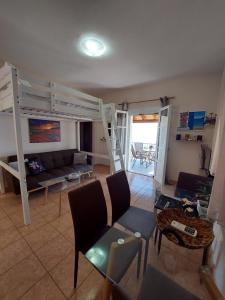 Televízia a/alebo spoločenská miestnosť v ubytovaní Nota apt 'vacations near the sea'1