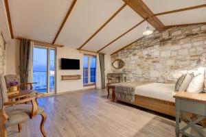 Телевизор и/или развлекательный центр в Navalia Hotel