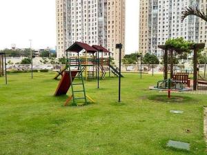 un parque infantil con tobogán en un parque con edificios altos en São Luís com conforto e praticidade, en São Luís