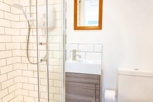 Ένα μπάνιο στο Kelston View by Cliftonvalley Apartments +17 φωτογραφίες