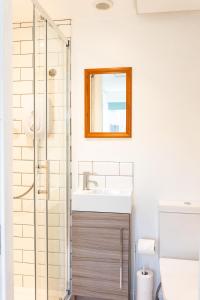 Ένα μπάνιο στο Kelston View by Cliftonvalley Apartments
