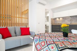 un soggiorno con un divano e un tavolo di Antichi Soffitti a Catania