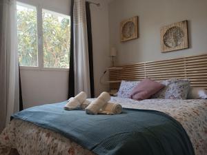 een slaapkamer met een bed met twee handdoeken erop bij Casa Rural Ciudad Soñada in Ronda