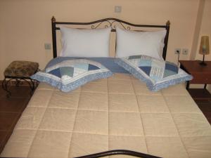 Un pat sau paturi într-o cameră la Filoxenia