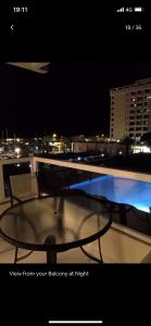 una vista su un balcone di notte con tavolo di PYR Private Apartment SUNNY pool SIDE a Fuengirola
