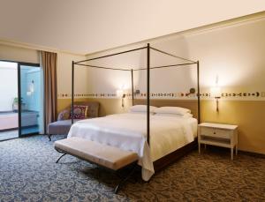 Una cama o camas en una habitación de Fiesta Americana Hacienda Galindo Resort & Spa