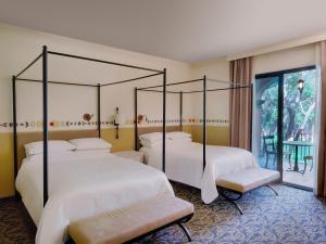 Una cama o camas en una habitación de Fiesta Americana Hacienda Galindo Resort & Spa