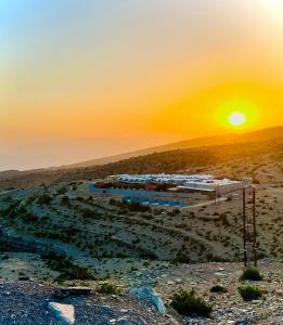 einen Bahnhof in der Wüste bei Sonnenuntergang in der Unterkunft Shorfet Al Alamin Hotel in Al Hamra