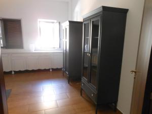 un armario negro en una habitación con ventana en Casa Vacanze Patrizia, en Acireale