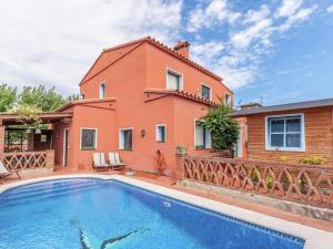 een huis met een zwembad voor een huis bij Cozy holiday home with pool in St Pere Pescador in Sant Pere Pescador