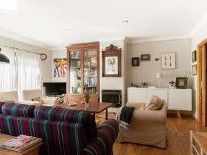 Μια τηλεόραση ή/και κέντρο ψυχαγωγίας στο Cozy holiday home with pool in St Pere Pescador