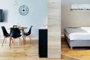 una habitación con mesa y sillas y un dormitorio en Dream Stay - Superior Apartment in the Heart of Tallinn, en Tallin